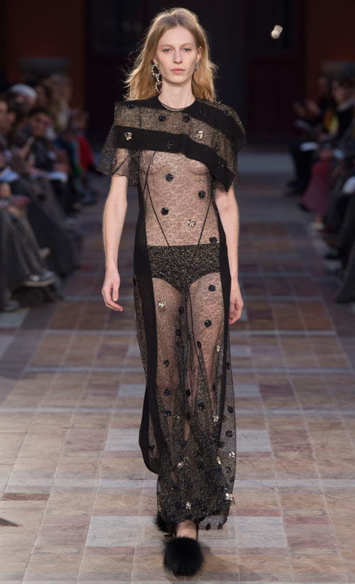 Thiết kế hở ngực tràn ngập sàn diễn Thu đông