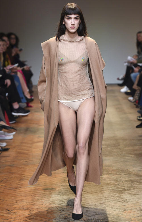 Thiết kế hở ngực tràn ngập sàn diễn Thu đông