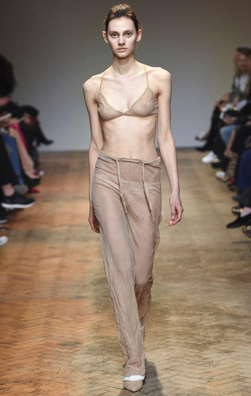 Thiết kế hở ngực tràn ngập sàn diễn Thu đông