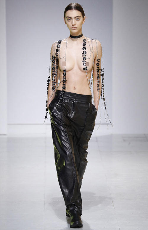 Thiết kế hở ngực tràn ngập sàn diễn Thu đông