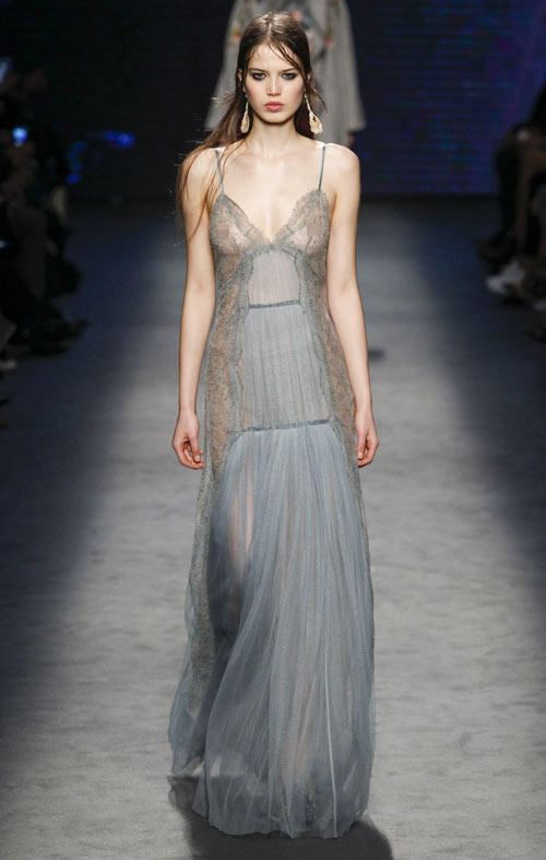 Thiết kế hở ngực tràn ngập sàn diễn Thu đông