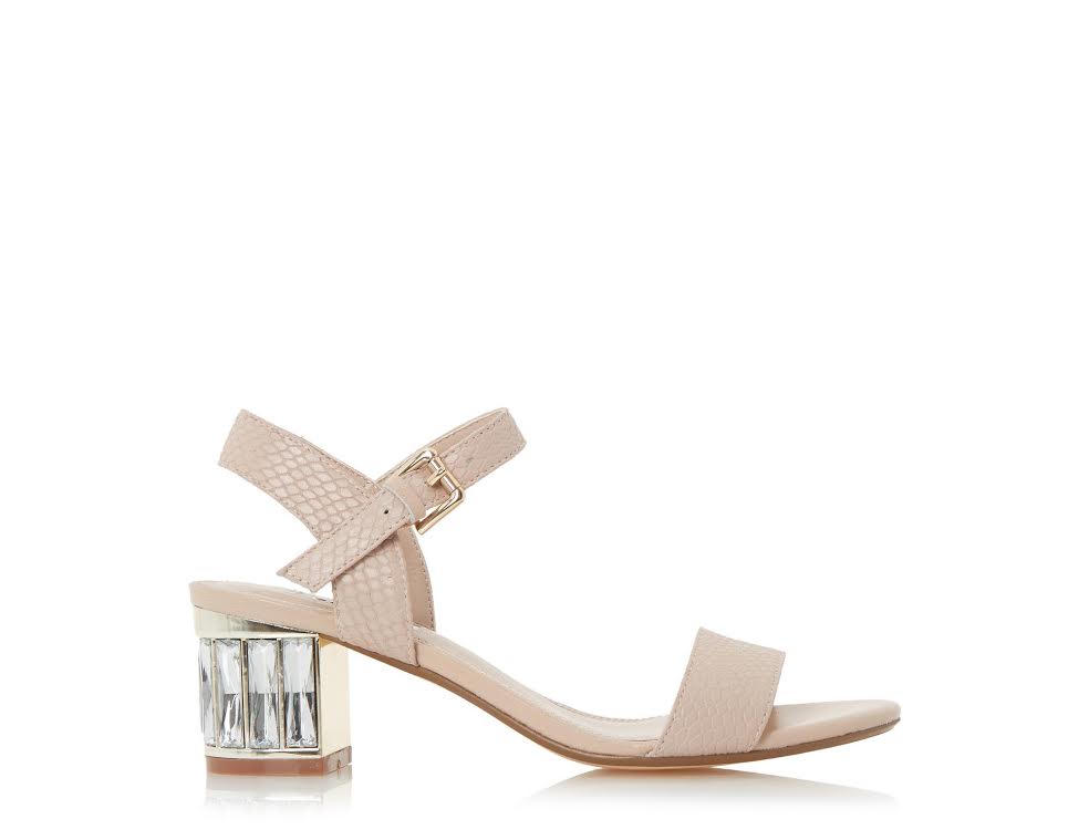 Những gợi ý trang phục cho thời tiết 'đỏng đảnh'