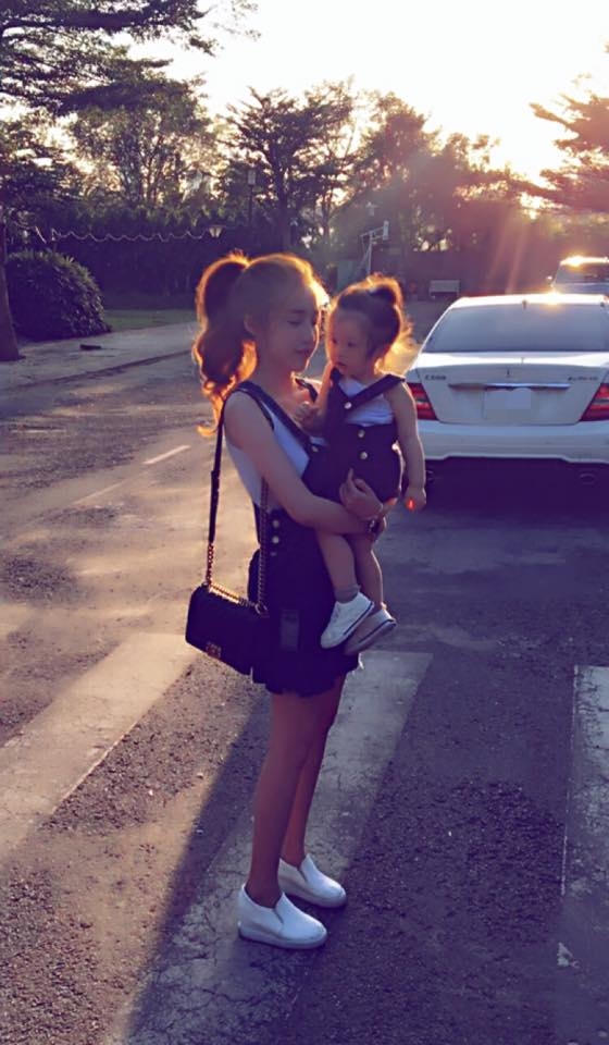 Phối đồ đôi chất như mẹ con Elly Trần