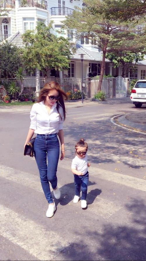 Phối đồ đôi chất như mẹ con Elly Trần