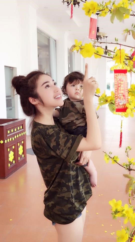 Phối đồ đôi chất như mẹ con Elly Trần