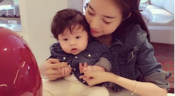 Phối đồ đôi chất như mẹ con Elly Trần