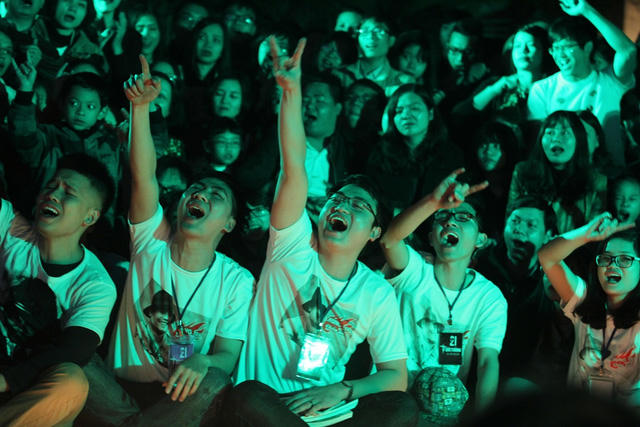 Sinh nhật Bức Tường, fan quây quần thắp nến tưởng nhớ Trần Lập 