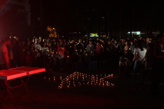 Sinh nhật Bức Tường, fan quây quần thắp nến tưởng nhớ Trần Lập 