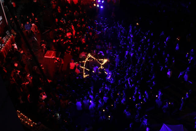 Sinh nhật Bức Tường, fan quây quần thắp nến tưởng nhớ Trần Lập 