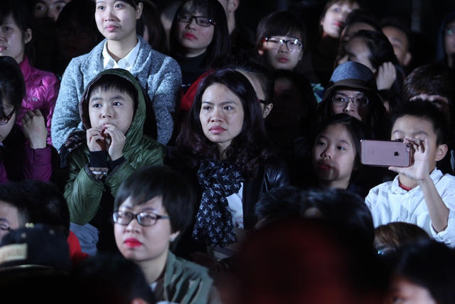 Sinh nhật Bức Tường, fan quây quần thắp nến tưởng nhớ Trần Lập 