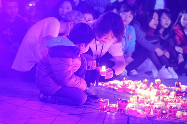 Sinh nhật Bức Tường, fan quây quần thắp nến tưởng nhớ Trần Lập 