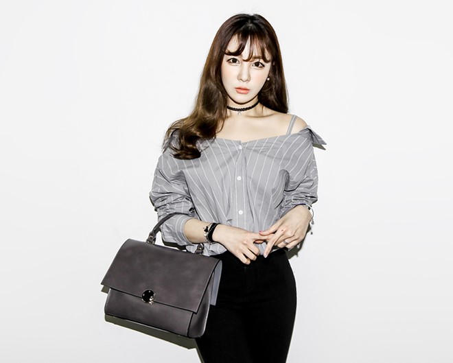 Áo trễ vai biến tấu được săn lùng