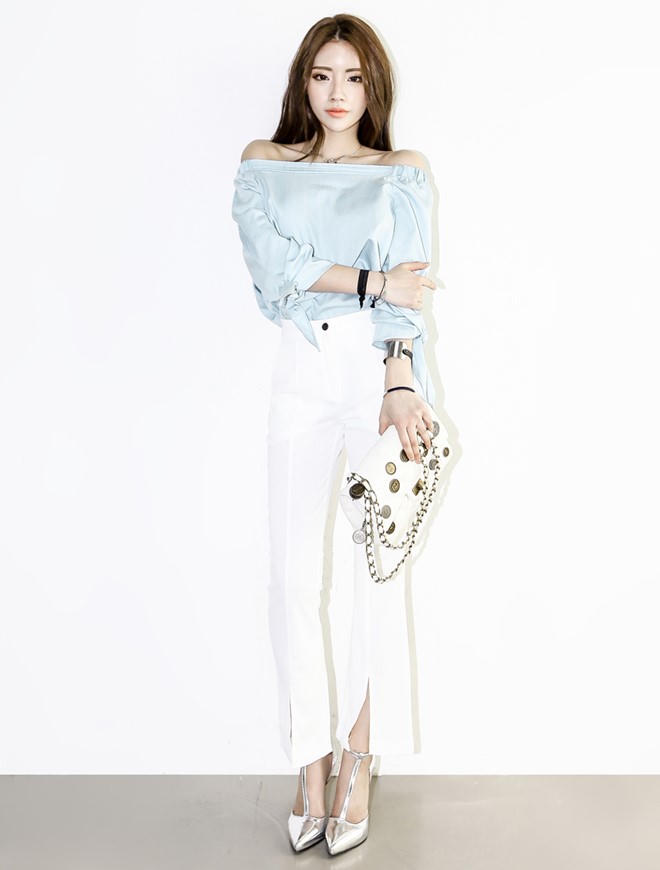 Áo trễ vai biến tấu được săn lùng