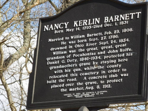 Chuyện về ngôi mộ nằm giữa đường nhựa ở Mỹ