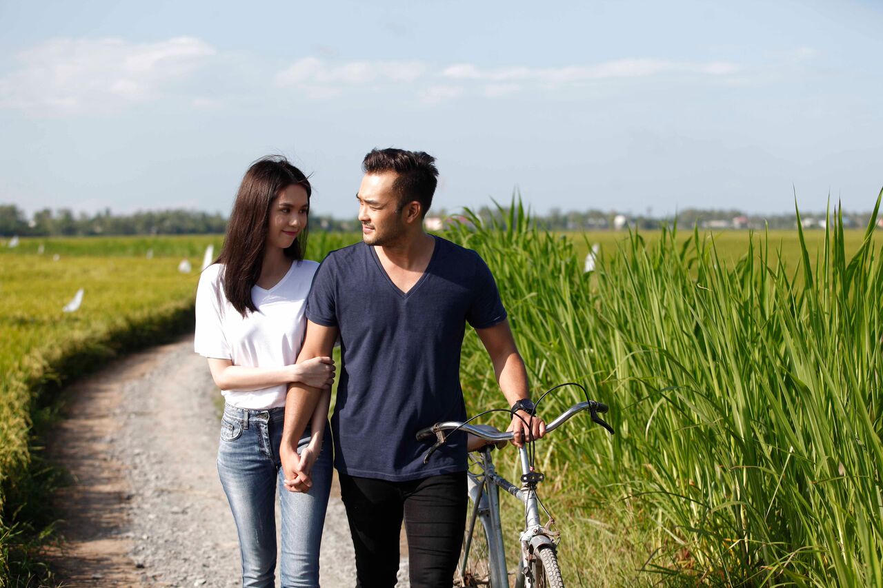 Càng tranh cãi, 'Vòng eo 56' của Ngọc Trinh càng ăn khách