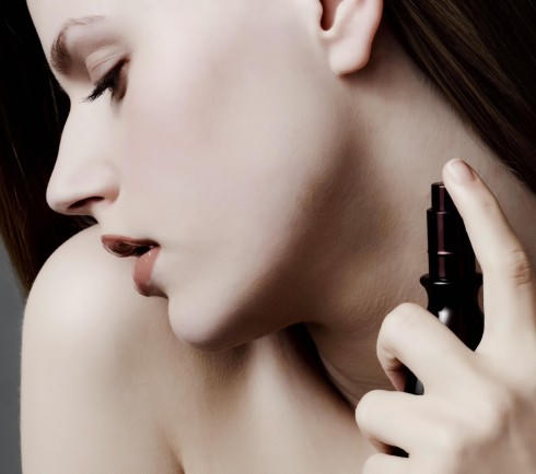 Xịt nước hoa vào đâu để lưu mùi lâu?