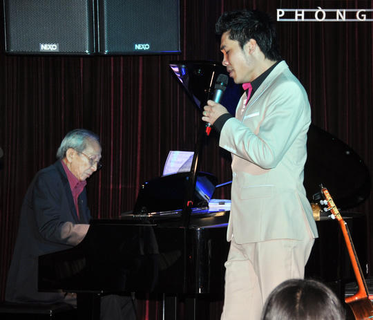 Nhạc sĩ "Buồn ơi chào mi' qua đời ở tuổi 76