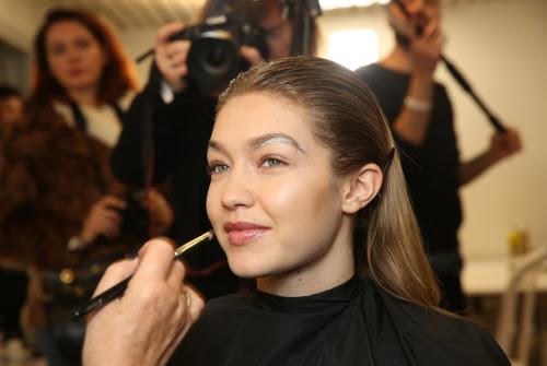 Xu hướng trang điểm lông mày lấp lánh