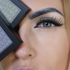 Xu hướng trang điểm lông mày lấp lánh