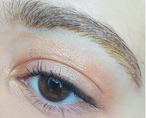 Xu hướng trang điểm lông mày lấp lánh