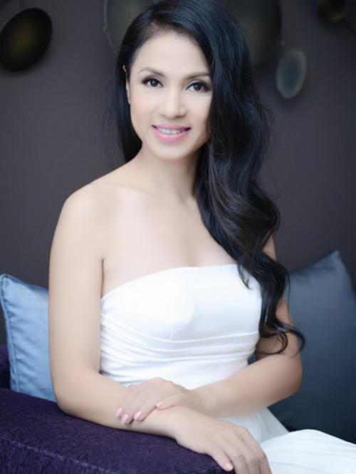 Vì sao Việt Trinh bị tạt nước bẩn vào người?