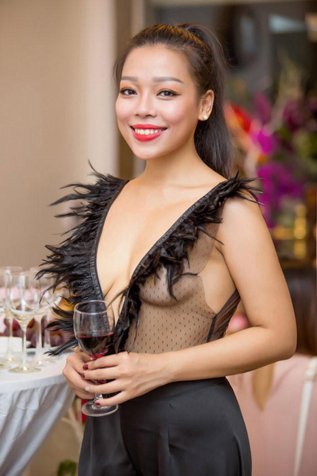 Những chiếc váy hở bạo gây 'bão' của mỹ nhân Việt