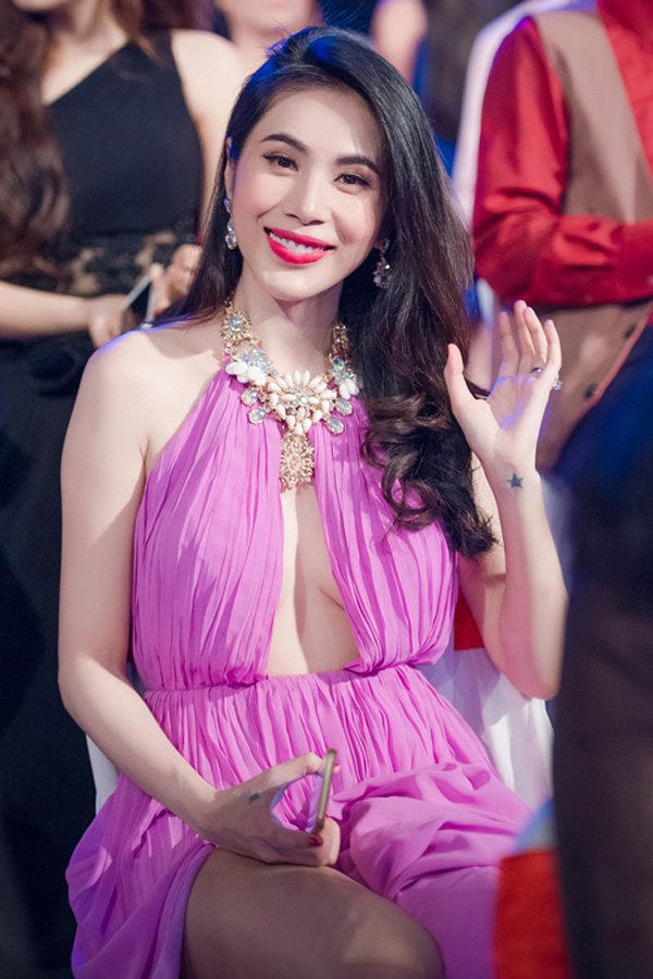 Những chiếc váy hở bạo gây 'bão' của mỹ nhân Việt