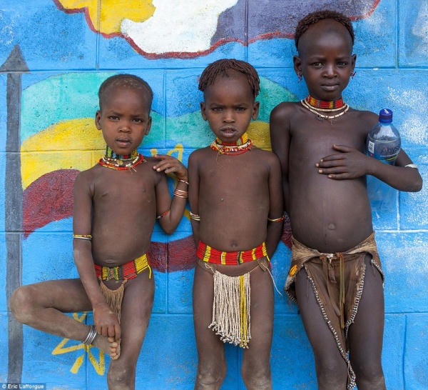 Cô dâu hoảng hồn phải 'lên giường' với tất cả đàn ông nhà chồng