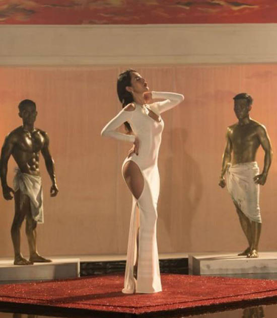 Những chiếc váy hở bạo gây 'bão' của mỹ nhân Việt