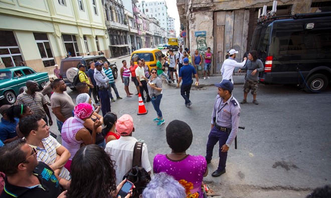 Vin Diesel khoe ảnh phim trường 'Fast & Furious 8' tại Cuba