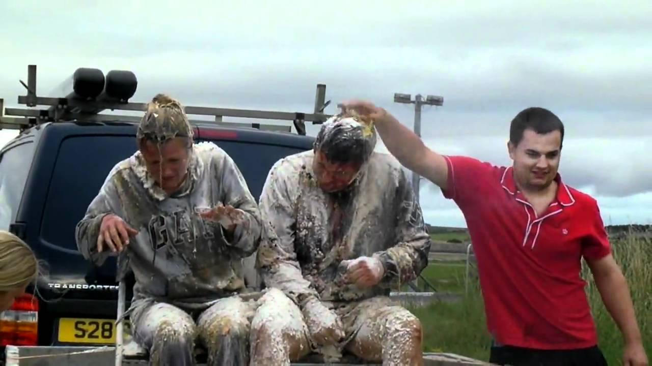 Kỳ quái phong tục 'bôi bẩn' cô dâu chú rể trước ngày cưới 