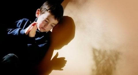 Con lớn lên từ giây phút cúi mình của cha mẹ