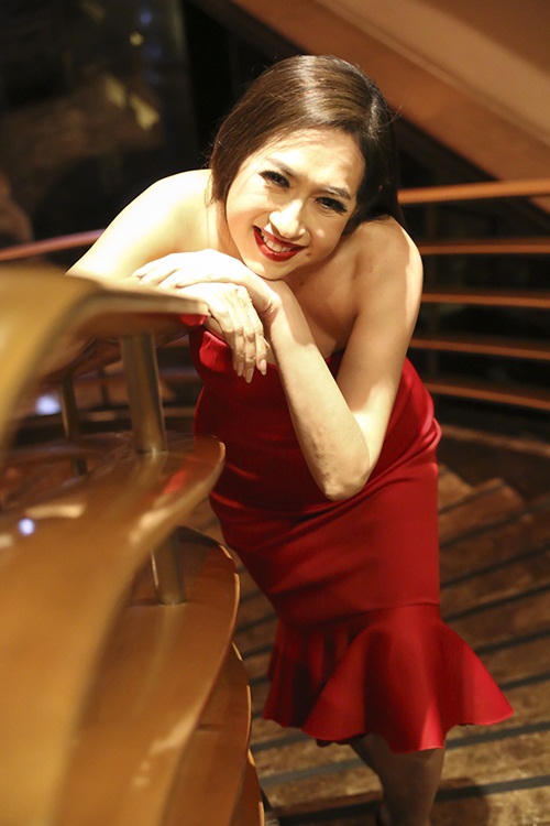 'Chân dài' U60 trẻ như 30 ám ảnh mất nhân cách vì dao kéo