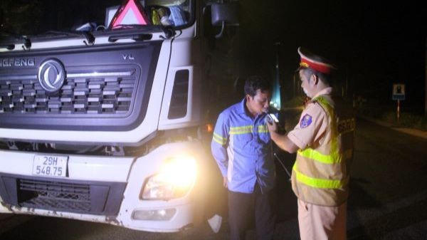 CSGT Công an huyện Sóc Sơn hóa trang ghi hình xử lý xe chở rác rò rỉ nước