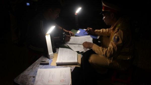 CSGT Công an huyện Sóc Sơn hóa trang ghi hình xử lý xe chở rác rò rỉ nước