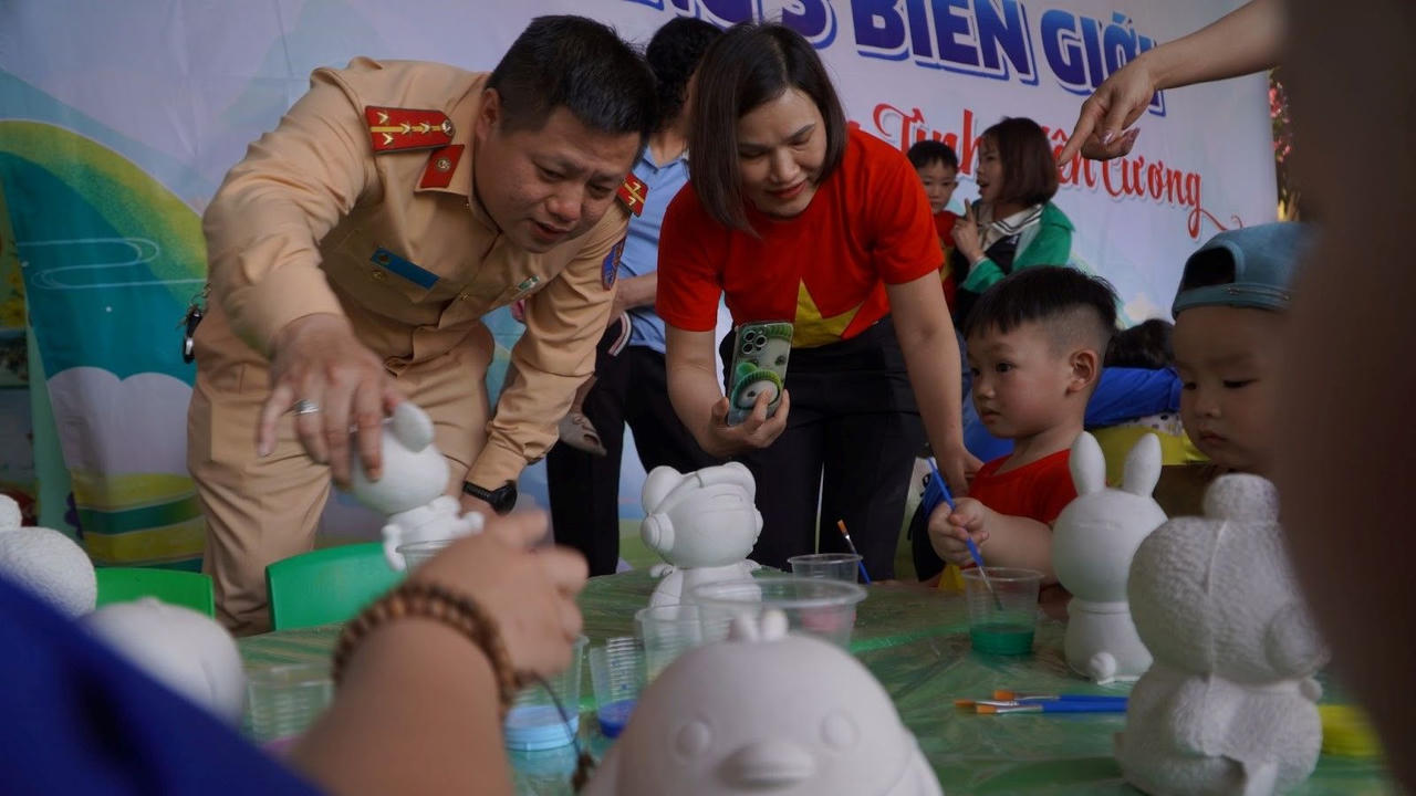 Hành trình “Tháng 3 biên giới - Ấm tình Biên cương”