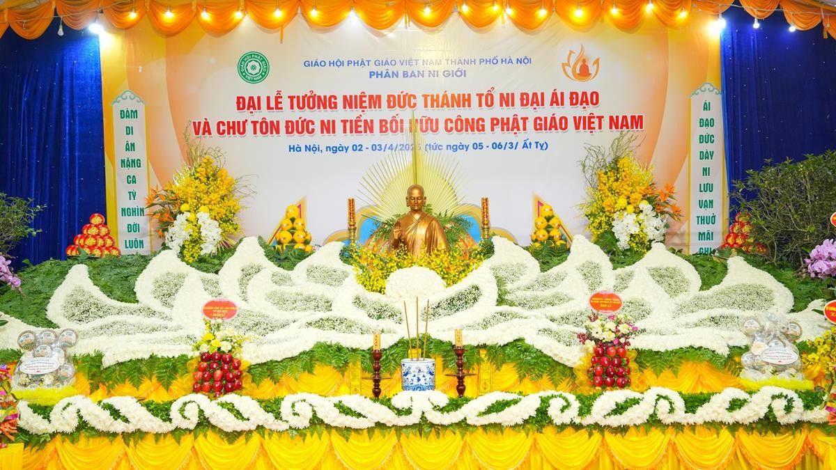 Chư Tôn đức Ni dâng hương tưởng niệm tại chùa Kim Liên và Đền Hai Bà Trưng