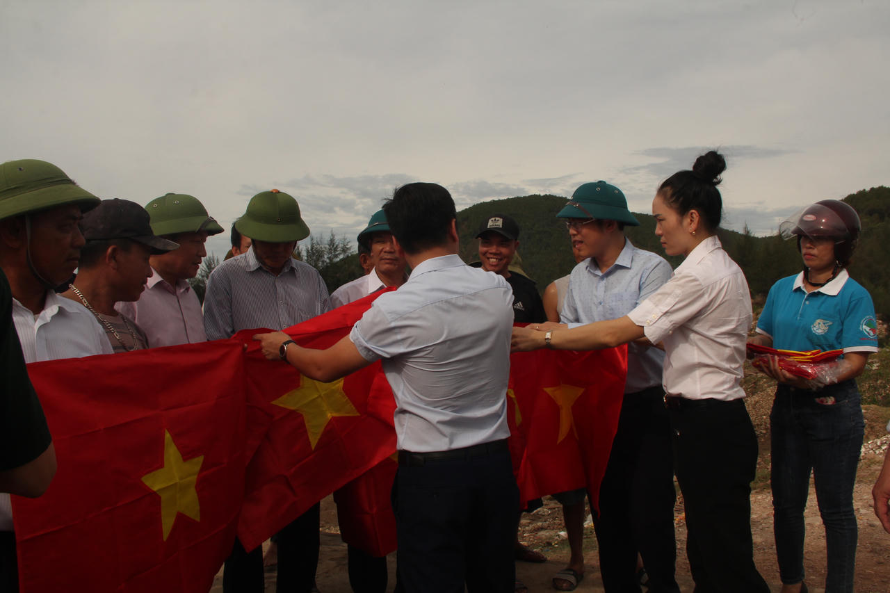 Báo Pháp Luật Việt Nam trao 500 lá cờ Tổ quốc cho ngư dân Nghệ An vươn khơi bám biển