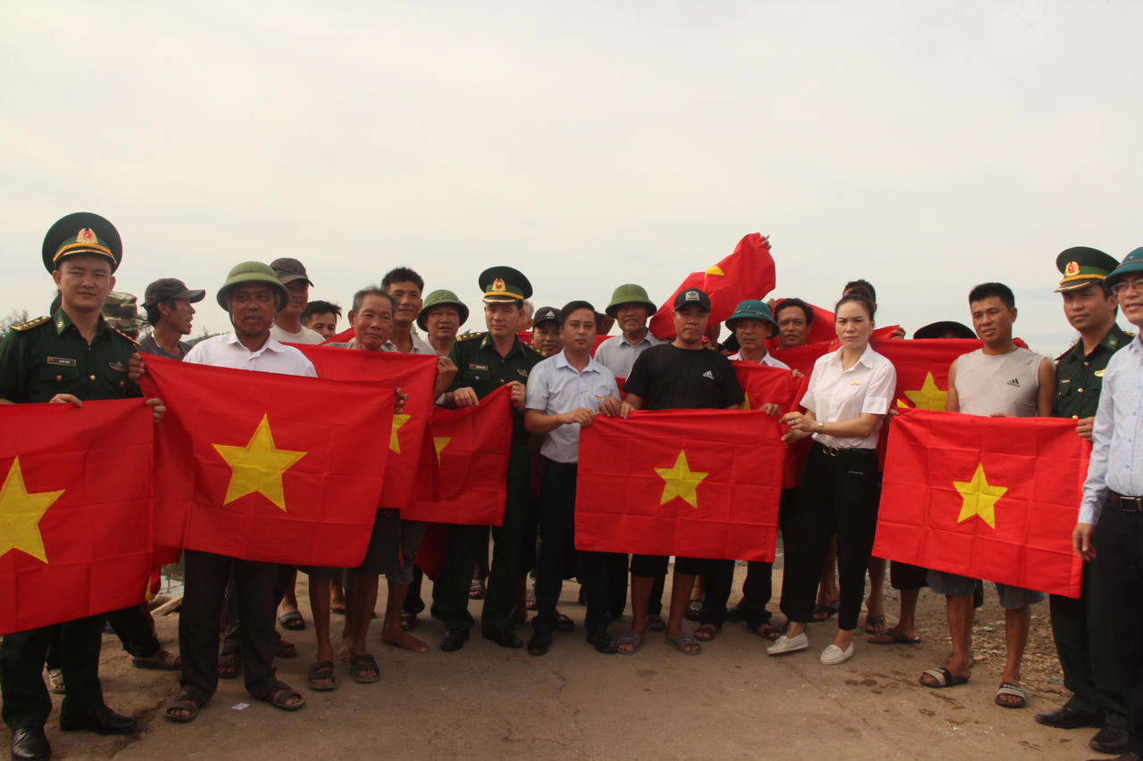 Báo Pháp Luật Việt Nam trao 500 lá cờ Tổ quốc cho ngư dân Nghệ An vươn khơi bám biển