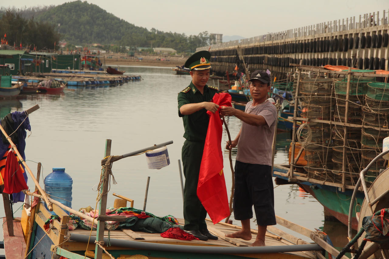 Báo Pháp Luật Việt Nam trao 500 lá cờ Tổ quốc cho ngư dân Nghệ An vươn khơi bám biển