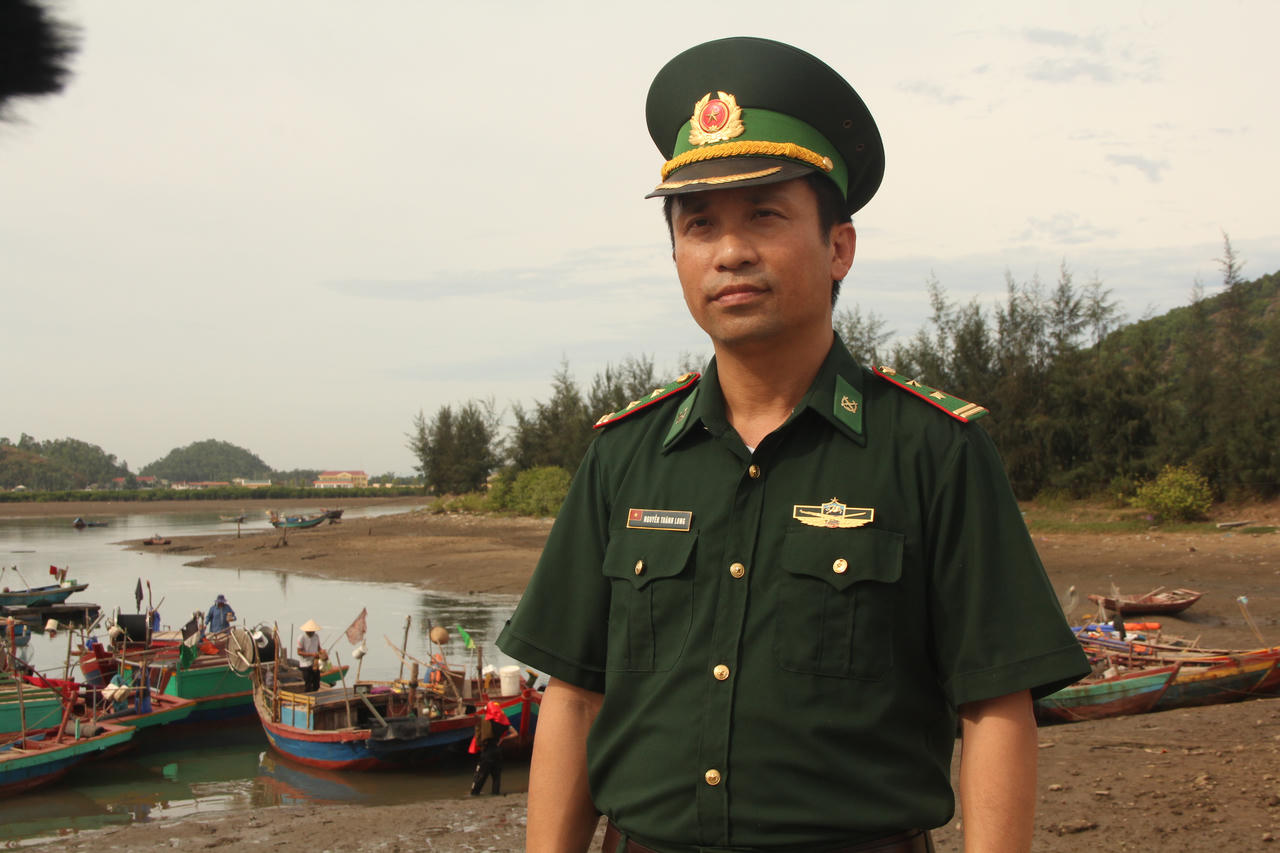 Báo Pháp Luật Việt Nam trao 500 lá cờ Tổ quốc cho ngư dân Nghệ An vươn khơi bám biển