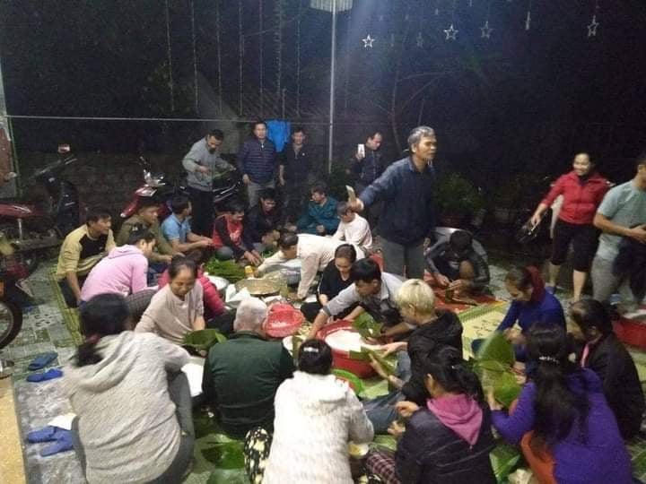 Những chiếc bánh chưng ấm tình ngày lũ