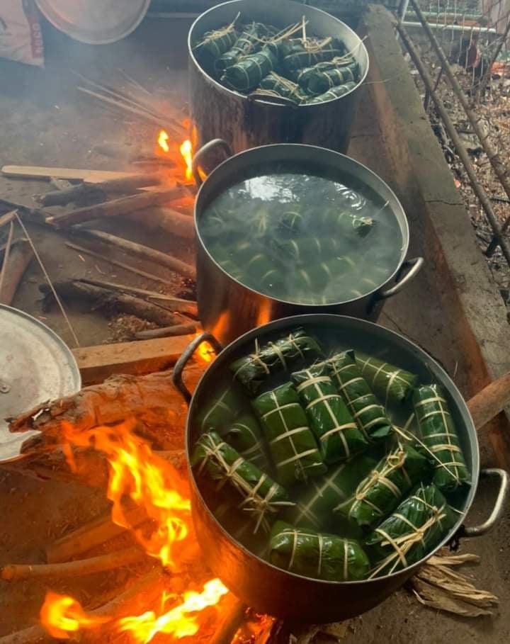 Những chiếc bánh chưng ấm tình ngày lũ