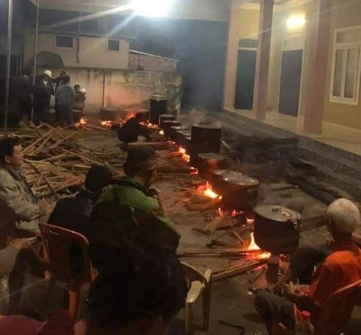 Những chiếc bánh chưng ấm tình ngày lũ