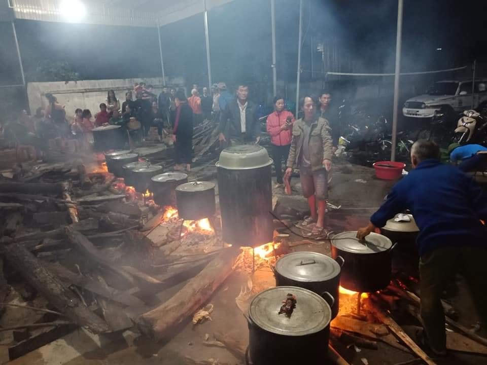 Những chiếc bánh chưng ấm tình ngày lũ