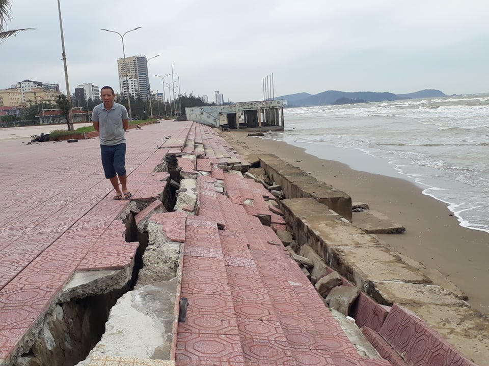 Kè biển Cửa Lò 'bay' sau mưa bão