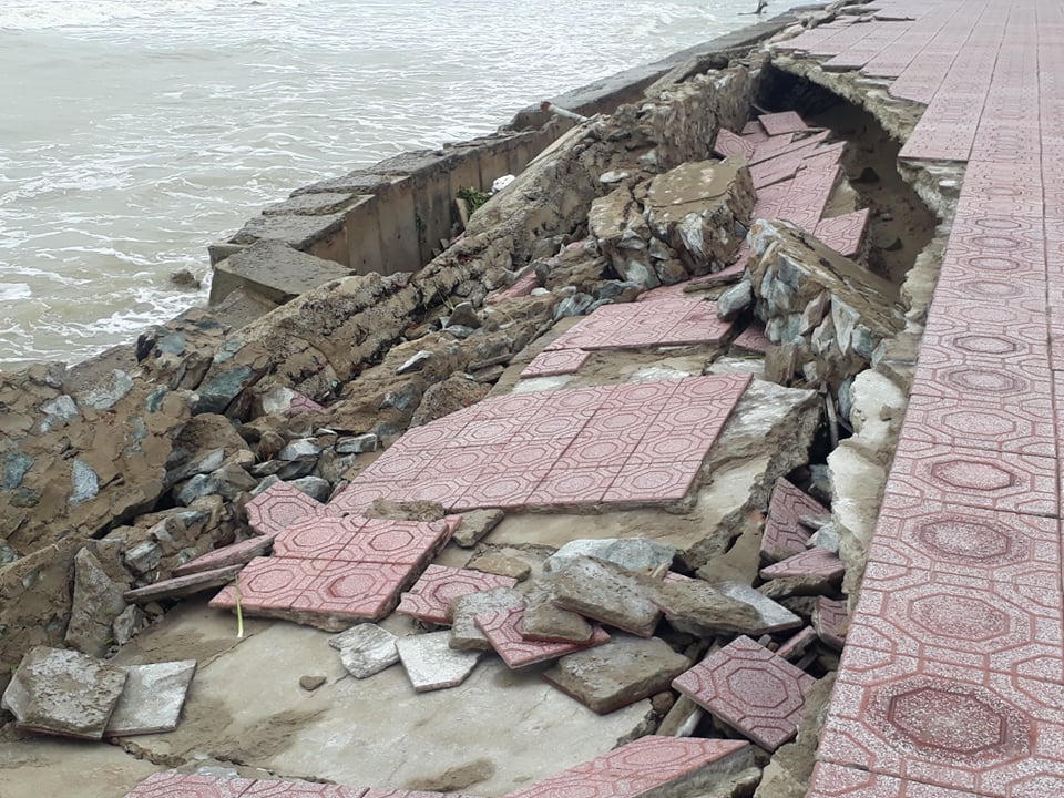 Kè biển Cửa Lò 'bay' sau mưa bão