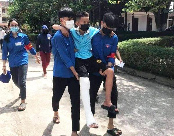 Hình ảnh xúc động trong kỳ thi tuyển sinh vào lớp 10 tại Nghệ An