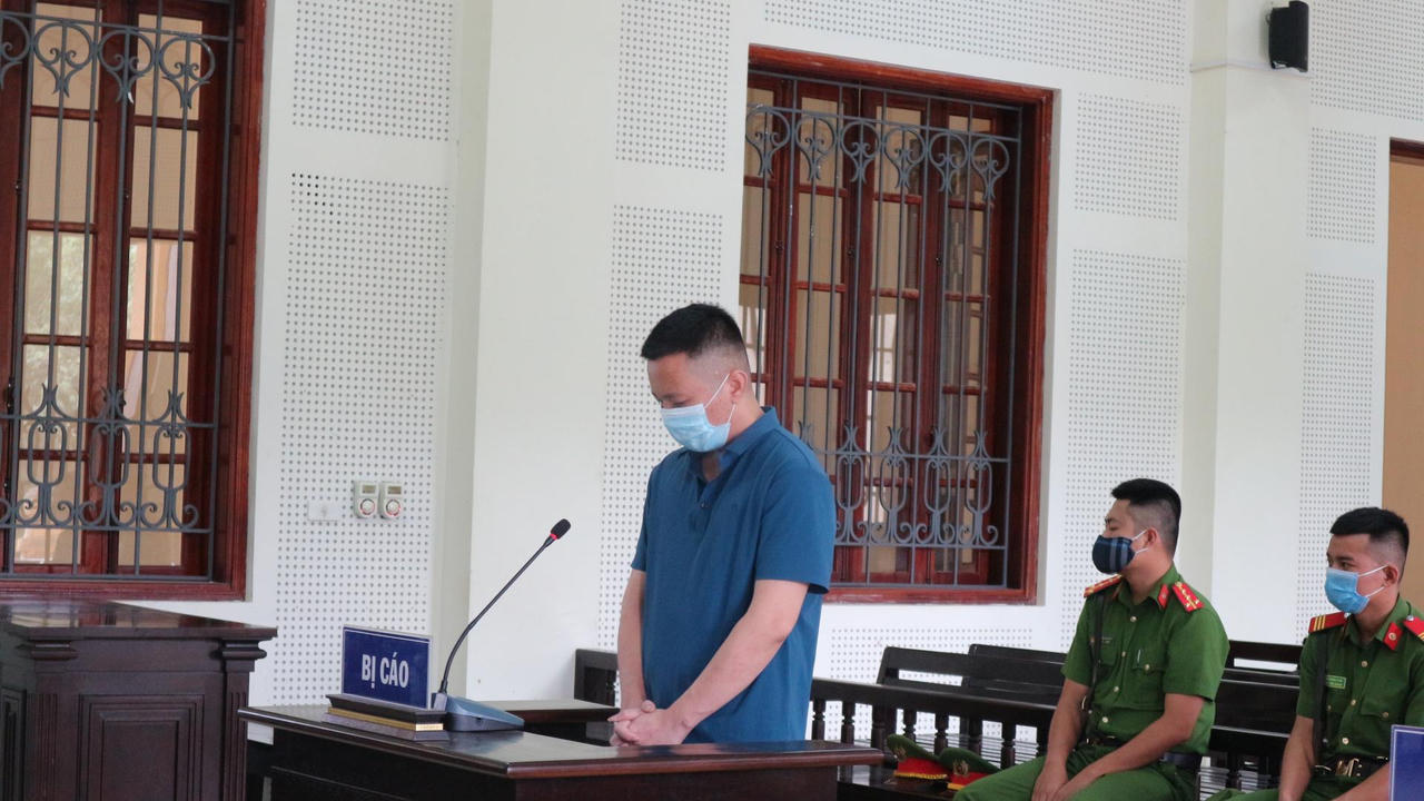 Lĩnh án tù vì đâm chết người do bênh bạn gái 