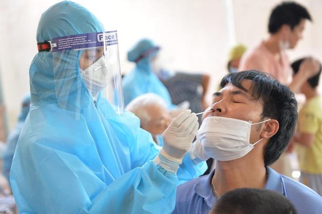 Lấy hơn 6.000 mẫu xét nghiệm tại khu vực phong tỏa ở TP Vinh